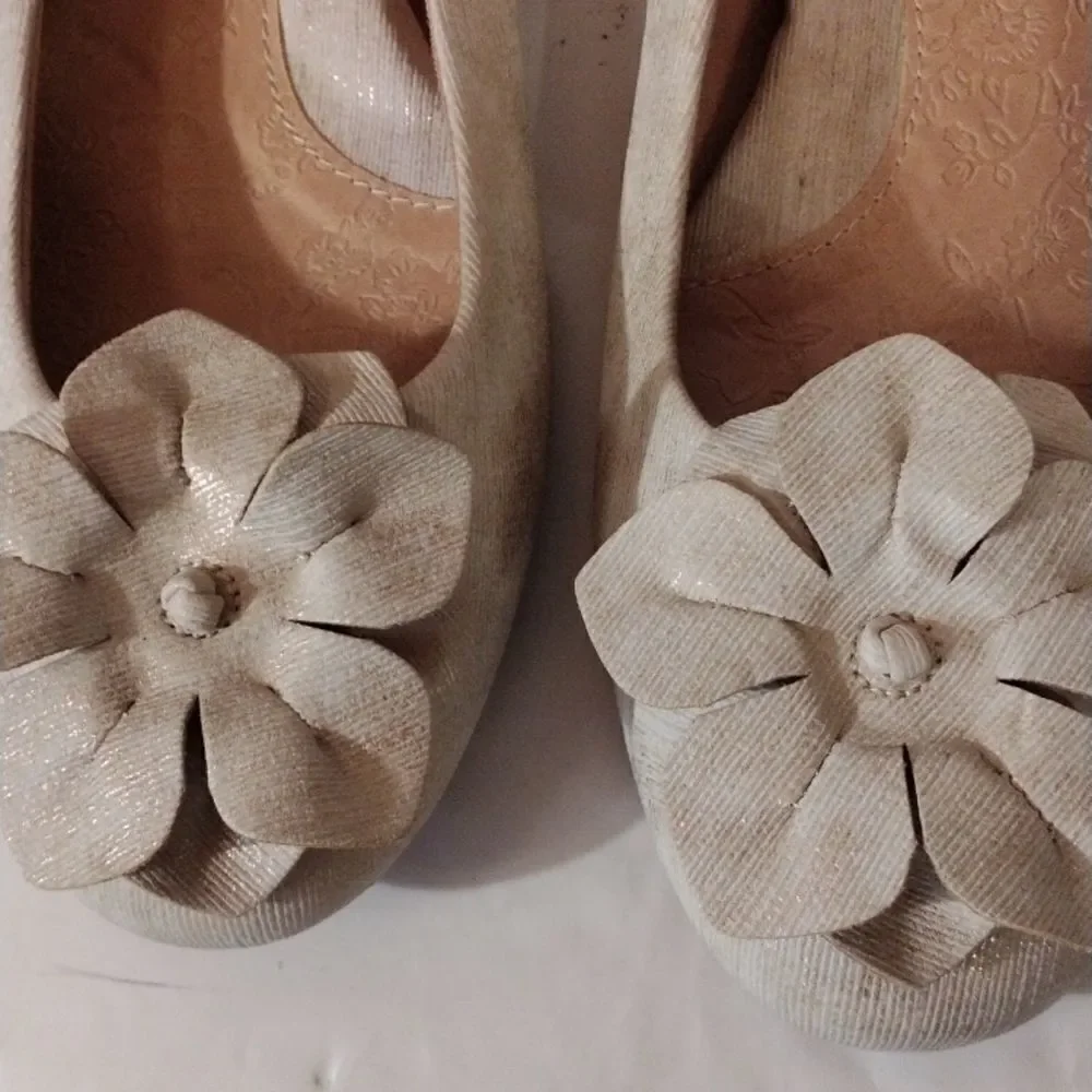 NWOT b.o.c. Fabric Flats With Flower